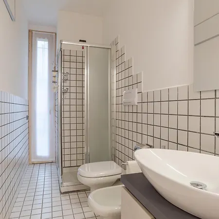 Guesthost - With Ac, Balcony & Parking! Ossuccio