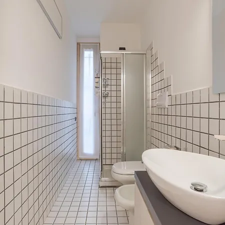 Guesthost - With Ac, Balcony & Parking! Lägenhet
