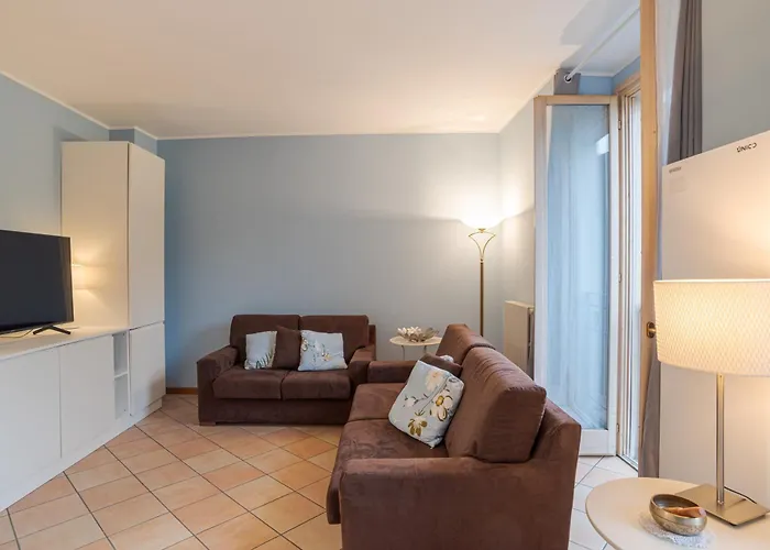 Guesthost - With Ac, Balcony & Parking! דירה *